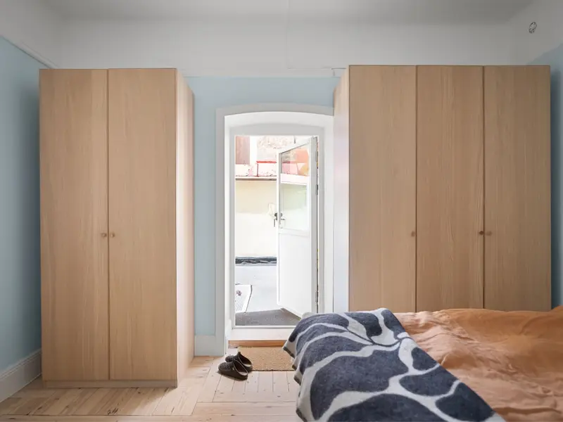 Twee houten kledingkasten in een slaapkamer